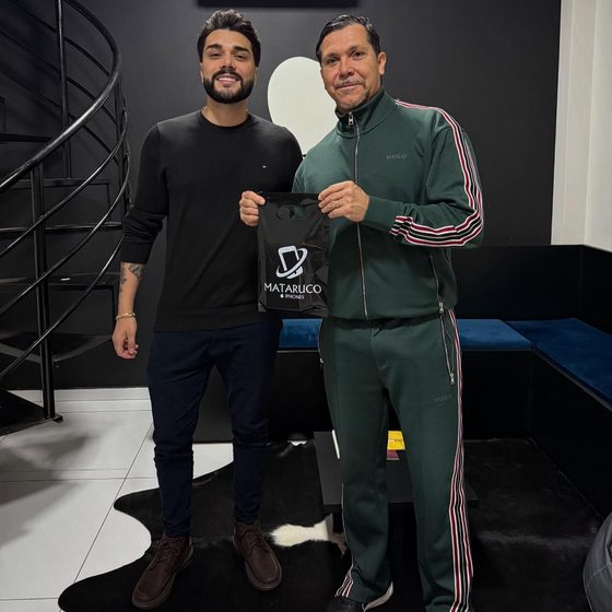 Cliente recebendo iPhone na loja Mataruco