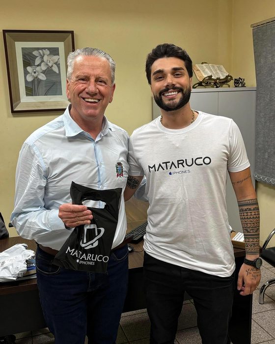 Cliente com iPhone 13 entregue
