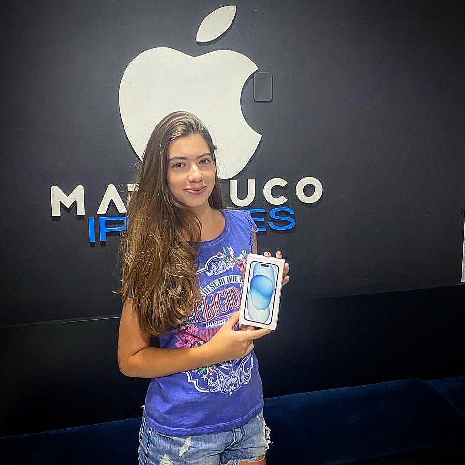 Cliente retirando iPhone novo na loja